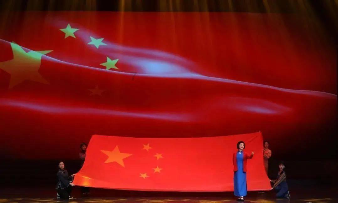 暖心小伙为街头执勤女警送上热奶茶,女警反应也很暖心!